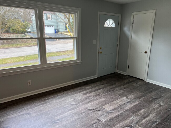 Building Photo - Kent Ohio 2 Bedroom Duplex