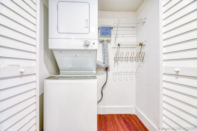 Building Photo - 9001 SW 77th Ave