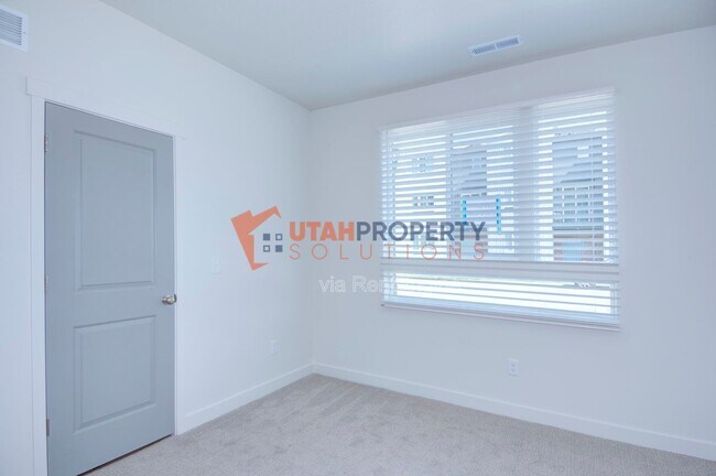 Building Photo - 967 W 540 S