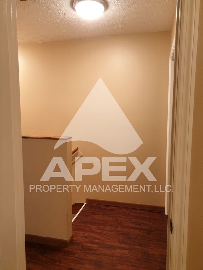 Building Photo - Spacious 2 Bd 1.5 Ba Townhouse in Halls!