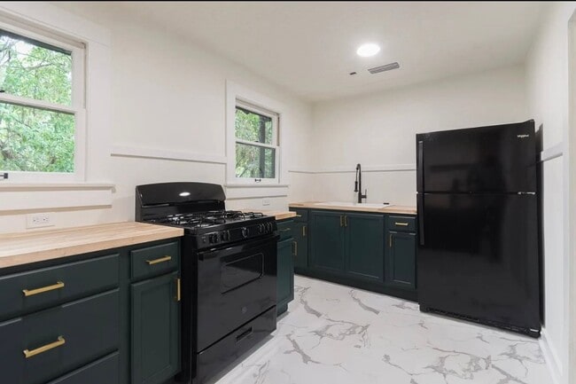 Building Photo - Recently Renovated 2 Bedroom Apartment in ...
