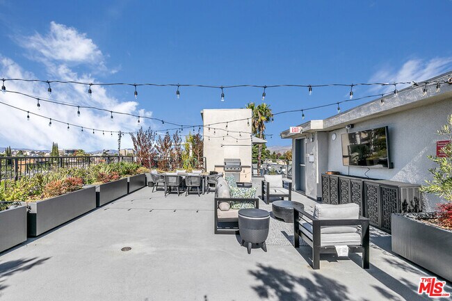 Building Photo - 10824 Blix St