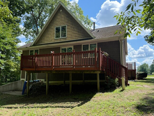 Building Photo - 7366 Surrey Dr