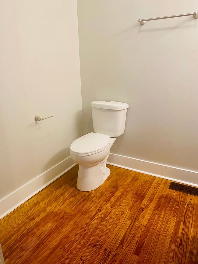 Building Photo - Newley Renovated 4BR - 2BA - South Campus!