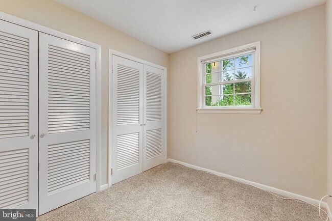 Building Photo - 1023 Westbriar Dr NE