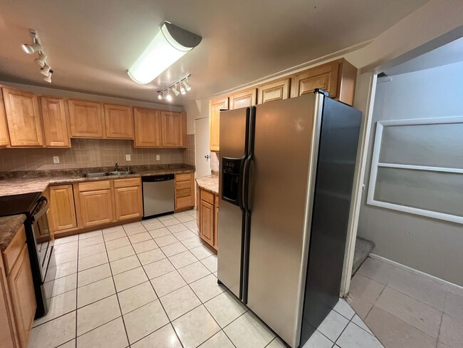 Building Photo - ** Move in Special** 3 bed 2 bath Ranch w/...