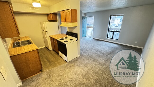 Building Photo - 2 Bedroom, 1 Bathroom Second Floor Apartment!