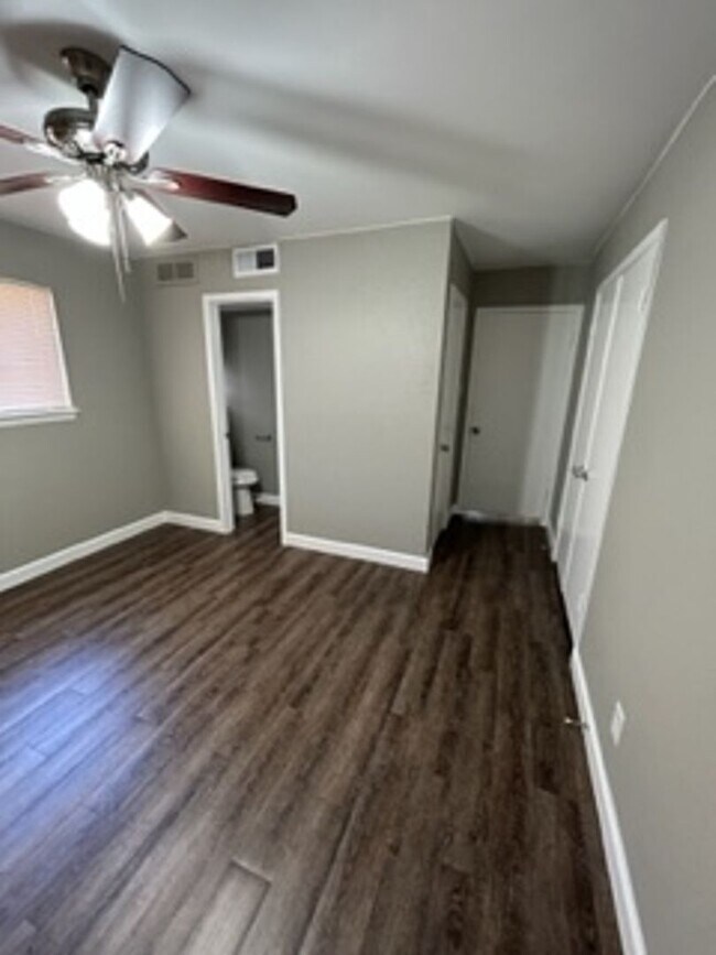 Building Photo - 400 Donnell Dr