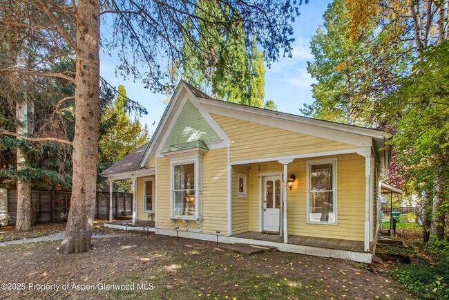 Building Photo - 406 W Smuggler St