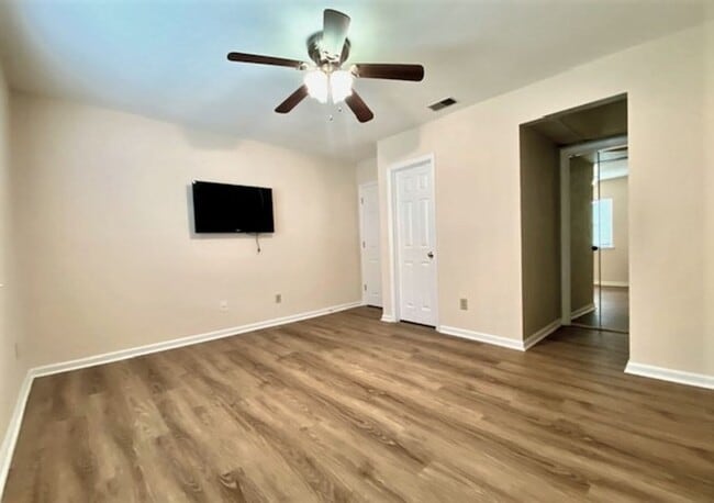 Building Photo - 1/2 Mo Off Special - Bed, 1 Bath townhome minutes to South Park