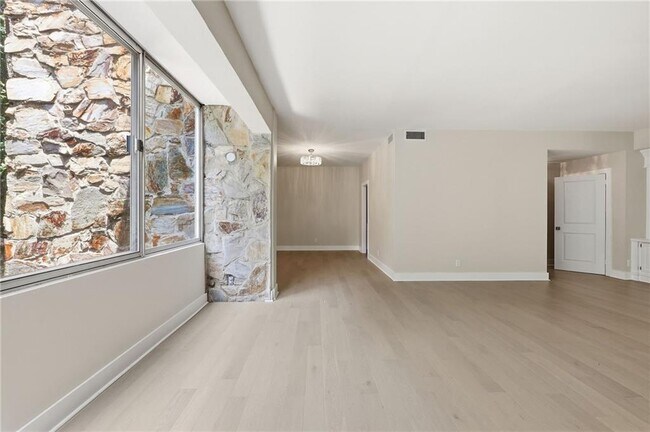 Building Photo - 2632 Peachtree Rd NW
