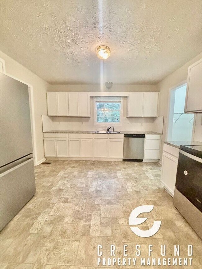 Building Photo - Comfort, Style, and Space - 15 MIN FROM FT...