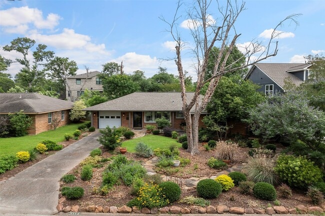 Building Photo - 2114 Saxon Dr