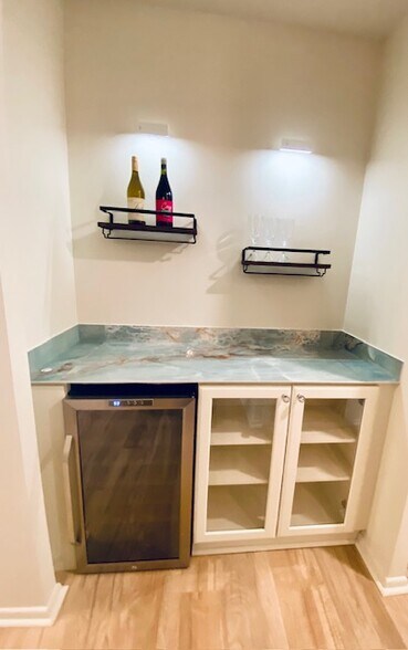 wine/coffee station - 1850 N Clark St