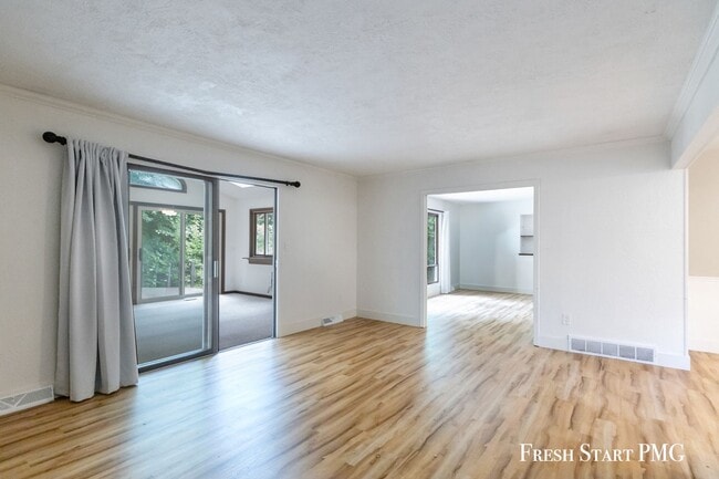 Building Photo - Charming 3-Bedroom Home in Walker – Conven...