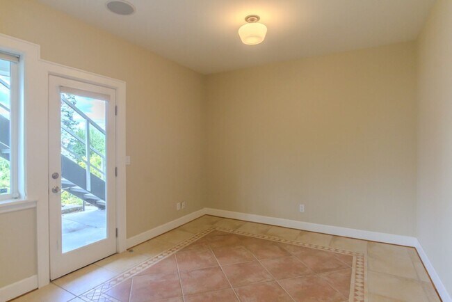 Building Photo - 4Bd/4Ba Seattle Home