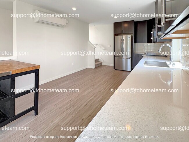 Building Photo - "Charming 3-Bed Townhouse Retreat on Beacon Ave with Spacious 1398 sq ft Layout!"