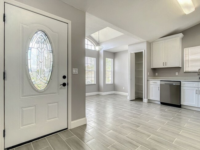 Building Photo - Beautiful 3 Bedroom, 2 Bath POOL Home with 2-Car Garage in the Heart of Hunters Creek!