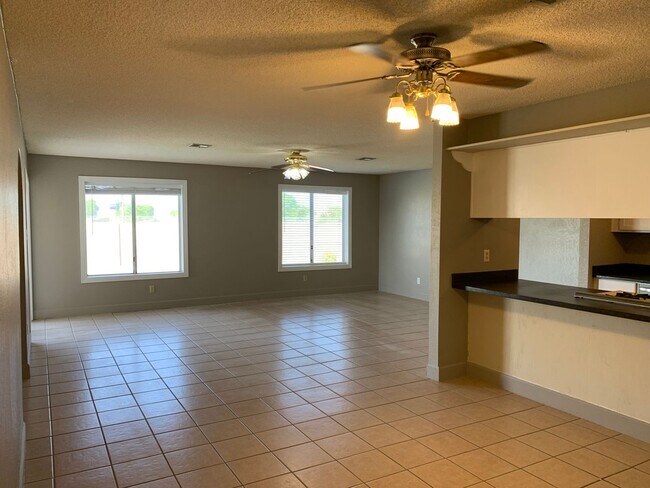 Building Photo - 4 BEDROOM POOL HOME!