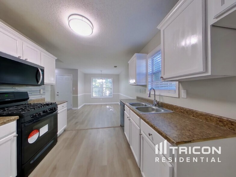 Building Photo - 520 Sarah's Ln