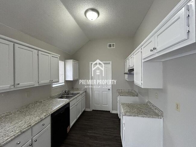 Building Photo - 6232 Ravenwood Lake Dr E