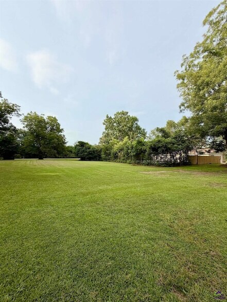 Building Photo - 533 Lake Joy Rd