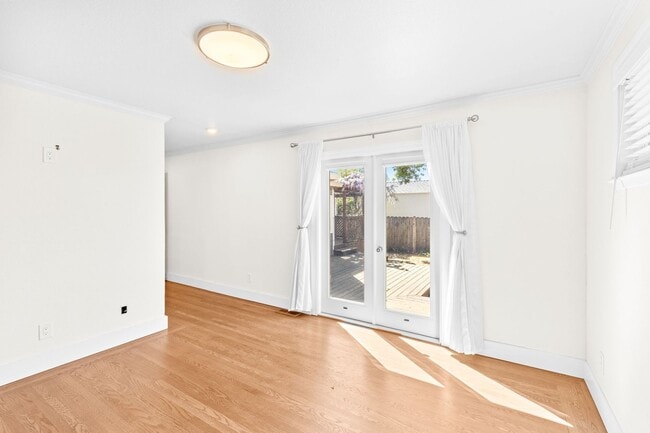 Building Photo - Charming & Spacious Single Family Home