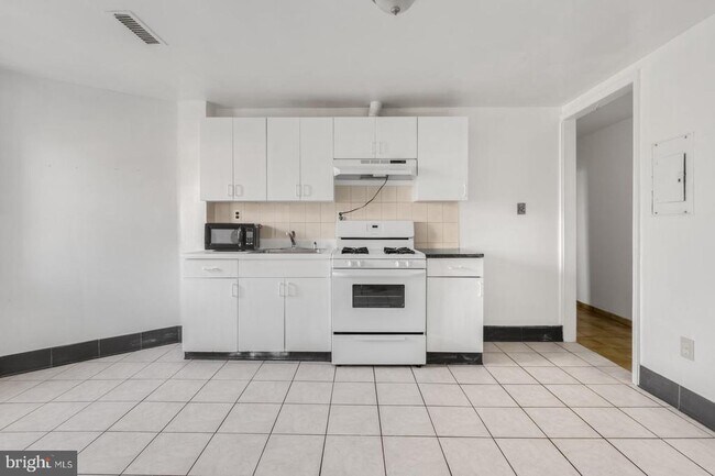 Building Photo - 2301 S 16th St