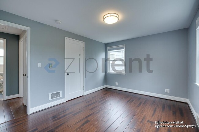 Building Photo - 4522 NE 54th St