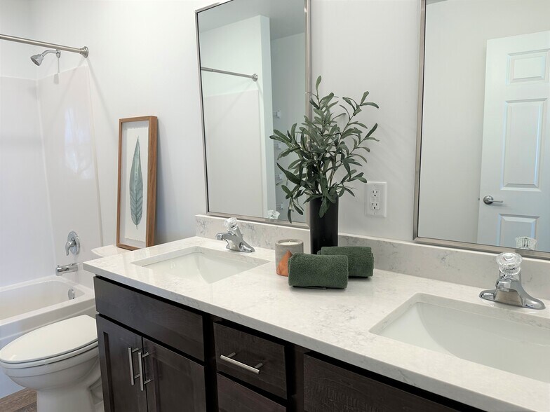 Building Photo - 660 E Cypress St