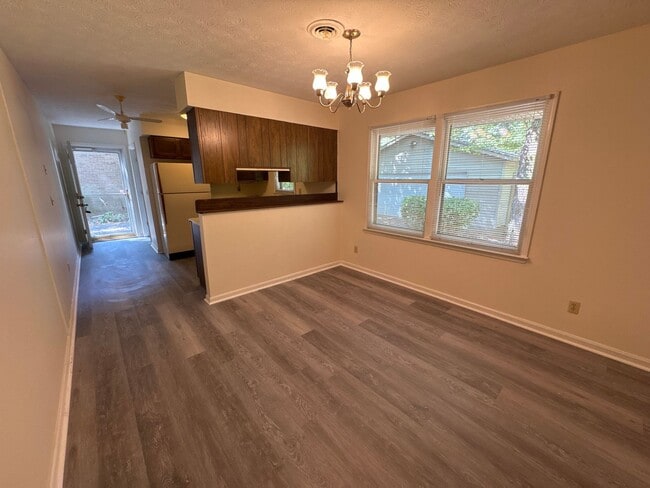 Building Photo - Lone Oak House