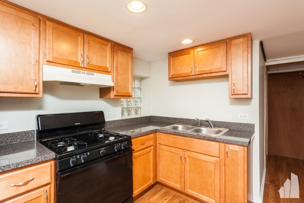 Building Photo - 2436 W Diversey Ave