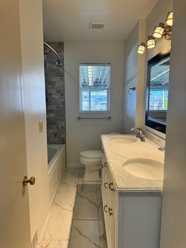 Building Photo - 2 Bed, 2 Bath Home