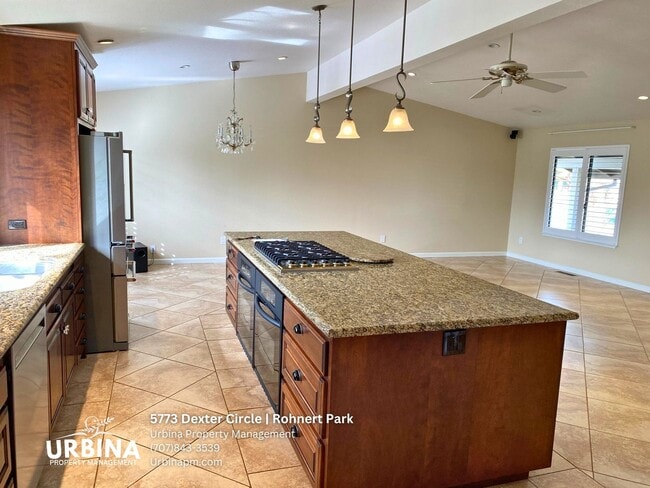 Building Photo - Spacious 4BR Golf Course Home in Rohnert Park with Open Floor Plan