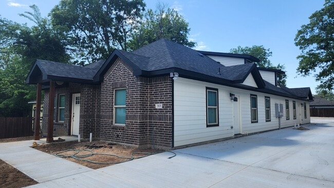 Building Photo - 313 Clarence St