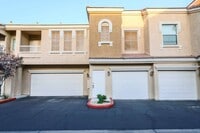 Building Photo - Spacious 2 Bedrooms Condo with 2 Full Bathrooms!