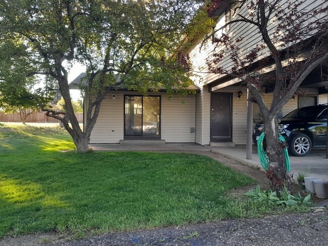 Primary Photo - 867 Birch Ave