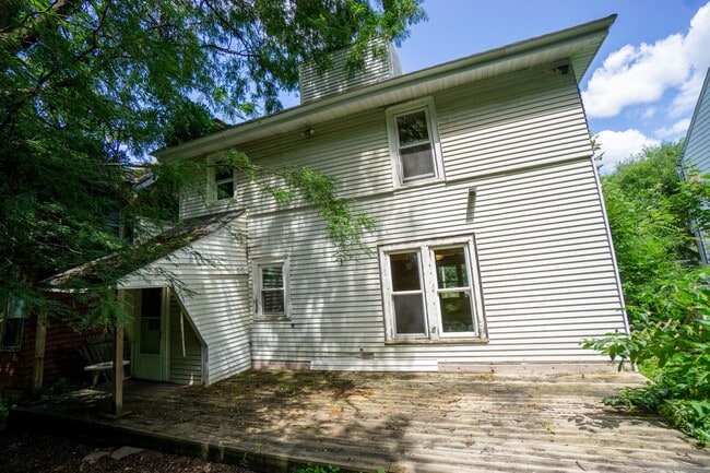 Building Photo - Available 8/1/26 - Single Family Home With...