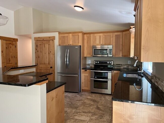 Building Photo - 17447 Auklet Dr