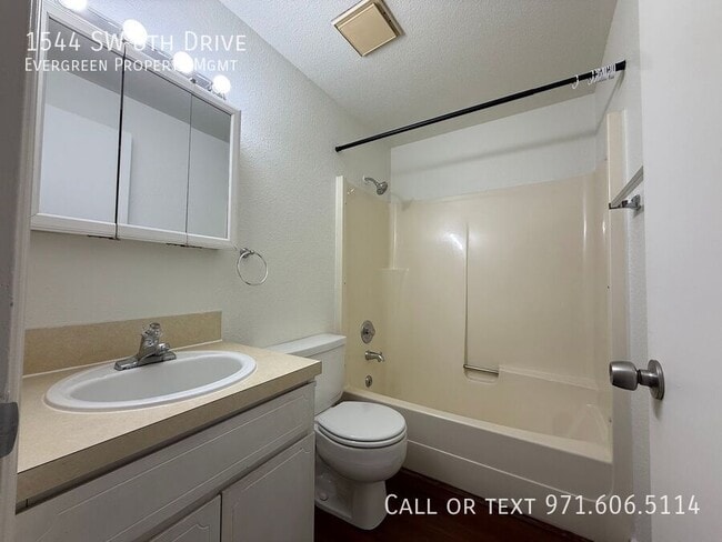Building Photo - 1544 SW 8th Dr