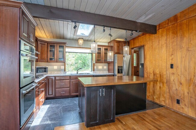 Building Photo - 3-Bed Waterfront Home in Vaughn