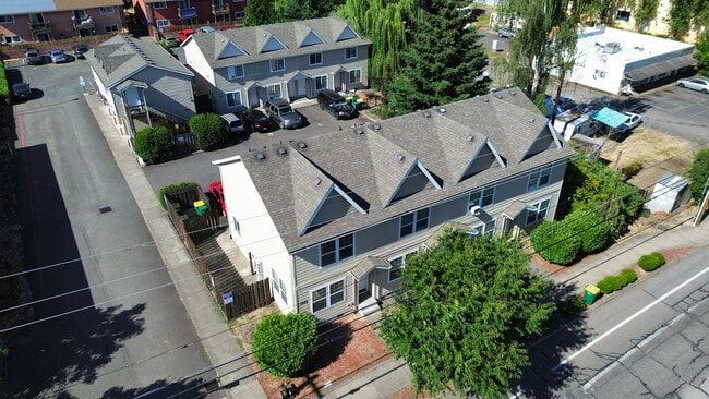 Building Photo - End unit Townhouse in Forest Grove