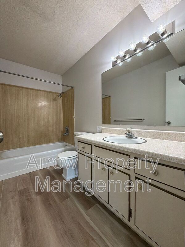 Building Photo - 515 N 13th St