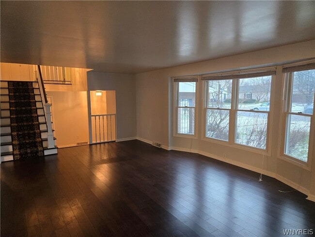 Building Photo - 161 Foxpoint W