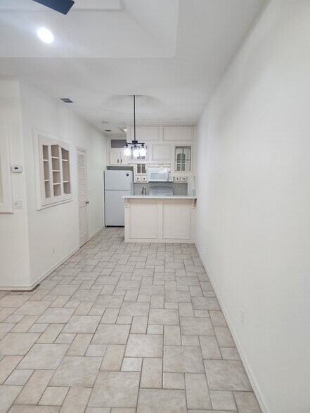 Building Photo - 600 Buena Vista Dr