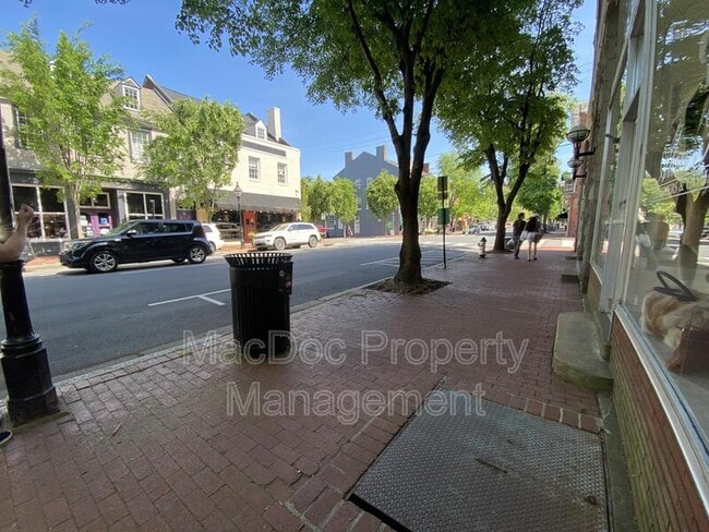 Building Photo - 806 Caroline St