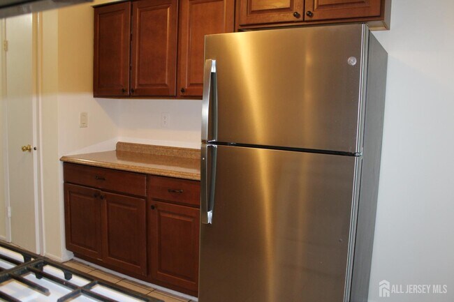 Building Photo - 820 Edison Glen Terrace