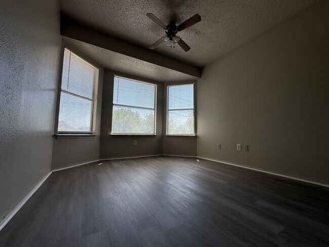 Building Photo - 2902 Bluejay Dr