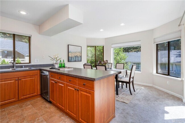 Building Photo - Charming 2 Bed 2 Bath Condo in Sought After Redmond
