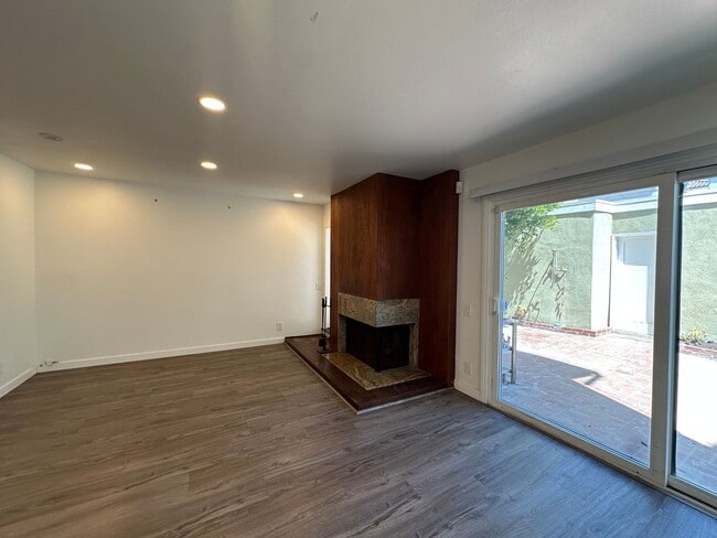 Building Photo - Huntington Beach Home